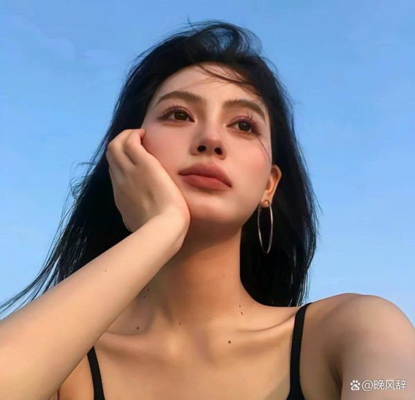 宴会喝上头，把新签的小明星亲了，他在我唇上轻啄一下：要继续吗
