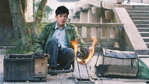 草图君又调皮了，P了一组明星在街边卖小吃图，看你能看到第几张