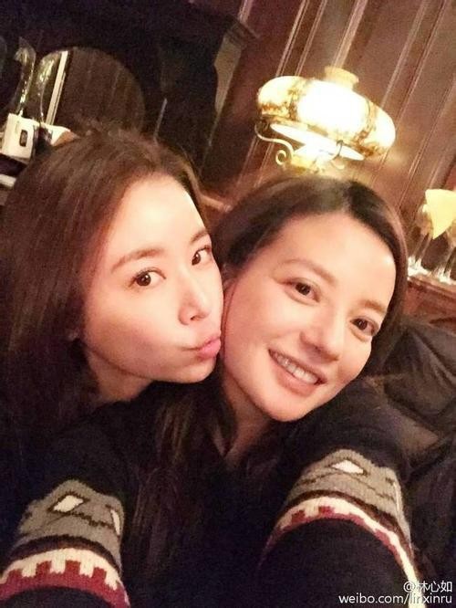 赵薇与林心如两姐妹同框做公益，时隔多年再次拥抱，妥妥的回忆杀