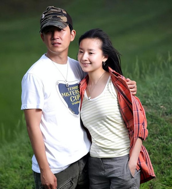 董洁14岁儿子正脸曝光，网友称赞：这长相跟潘粤明没有丝毫关系！
