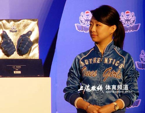 组图：潘晓婷与小贝携手亮相 潘晓婷紧握双手