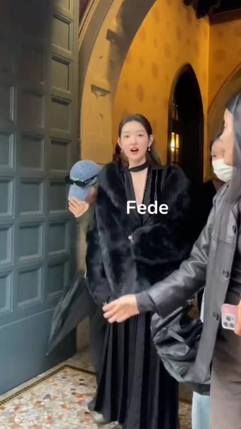 王玉雯米兰看秀后问粉丝谁发其摔倒视频