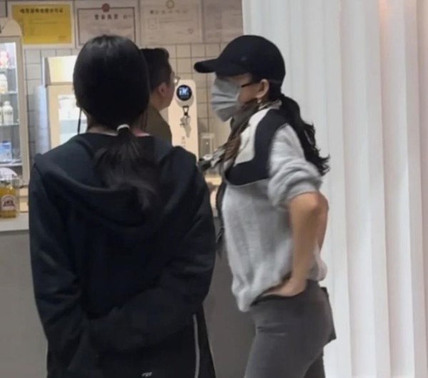 章子怡带9岁女儿阿那亚度假！俩人穿紧身裤背影超像，醒醒长大了