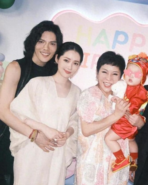 向太直言郭碧婷父亲病重，儿媳长期留台贴补娘家，豪门婆媳的心思被摆上桌面