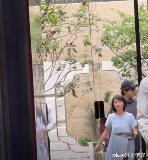 43岁胡歌和老婆上海看房，黄曦宁素颜但很自信，穿的像个孕妇