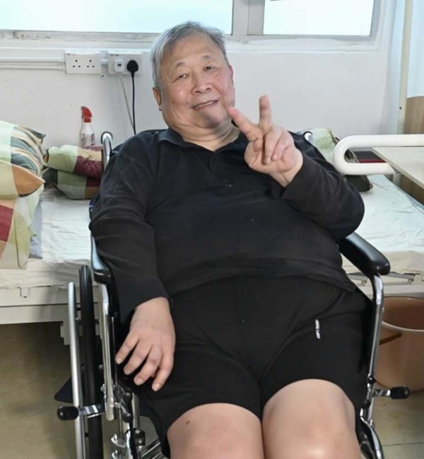香港知名老戏骨独居养老院，双脚发黑发肿，无法穿鞋只能穿鞋套