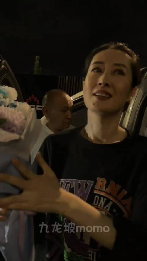 刘敏涛下车感谢粉丝叮嘱早归