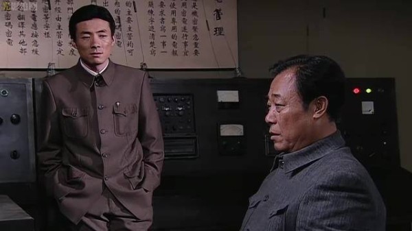 潜伏:李涯揭露翠平是匪谍,并逼宫站长对其进行抓捕