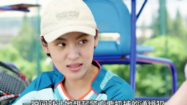女警察发现同学的纹身跟通缉犯的很像，于是立即将这情况反应给赵队