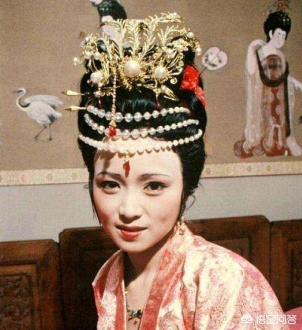 《红楼梦》中秦可卿为什么一天要换四五次衣服？