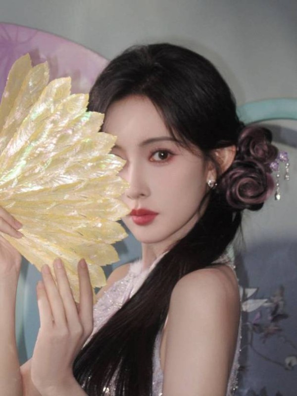 孟子义温婉端庄。
