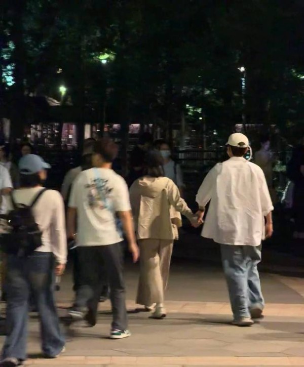 张杰谢娜现身乌镇戏剧节，手牵手漫步显恩爱