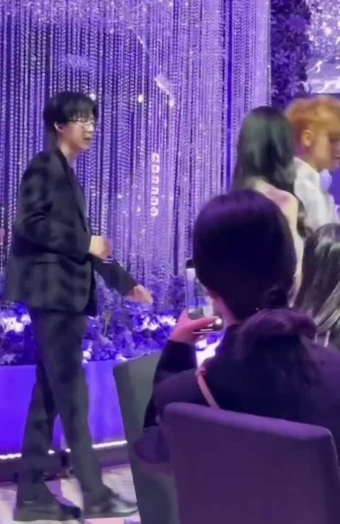 刘宇宁出席黄子韬婚礼,手拿分酒器暖心跟新人