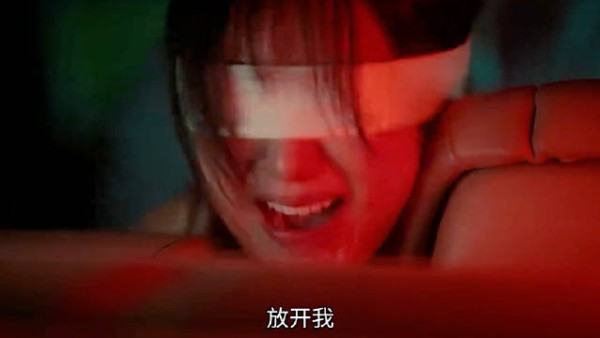 女人突然发现平时笑死藏刀的老板，竟然是侵犯自己的人！