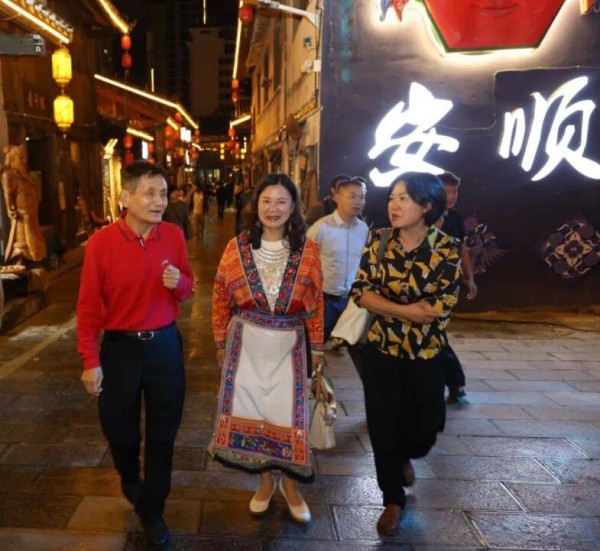 著名作家叶辛携作品《情在贵州山水间》走进安顺
