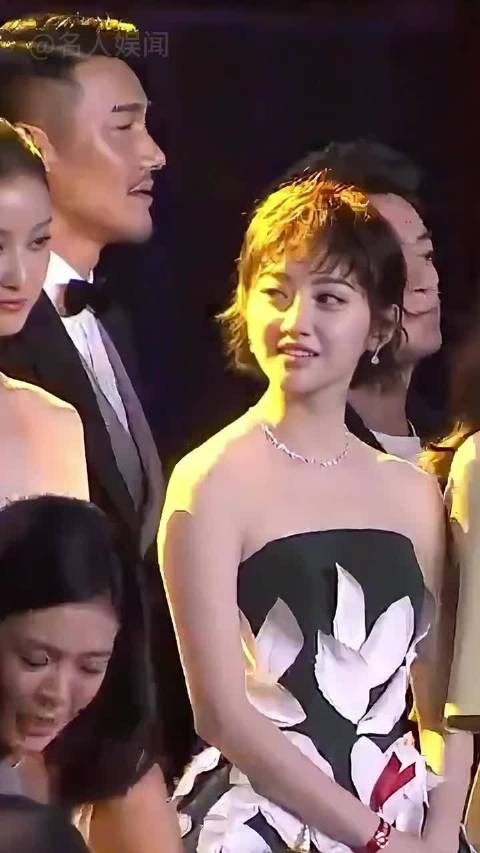 明星微表情引热议，高叶嫌弃杨幂打量吴京隐忍