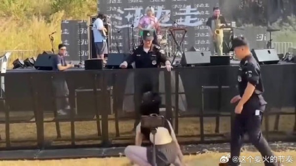 保安：兄弟别拦别拉，这有节目！