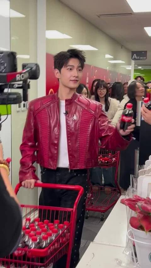 偶买噶 杨洋推着车亲手给大家送可乐 救命吧，网友：能不能趁机摸摸杨洋的手