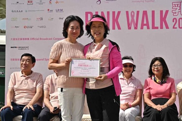 何超琼罕见与6岁外甥女合照，姨甥相差57岁其乐融融，何超盈也在