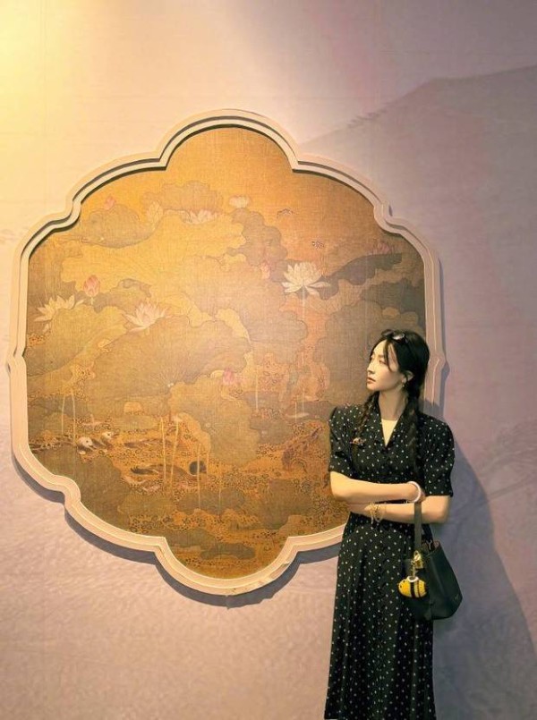 宋茜站在艺术画前，文艺气息拉满。