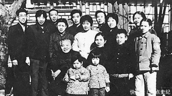 她虽然嫁给了文豪，但是一辈子不得喜欢，平淡的一生却也舒心