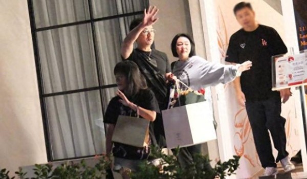 小S庆功宴全家都来了！具俊晔为S妈按摩肩膀，替大S尽孝温馨感人