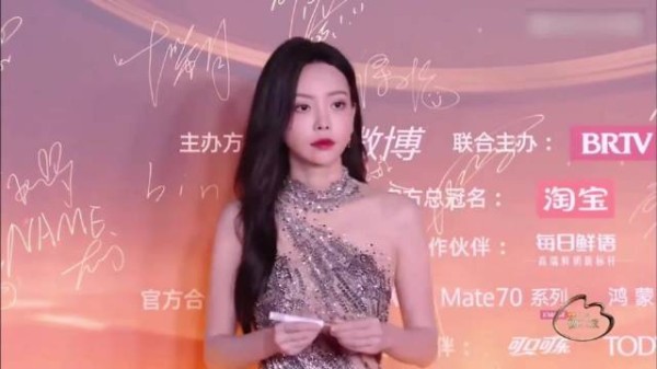 于文文透视礼裙太惊艳,完美把大长腿显露出来,摄影师疯狂怼拍