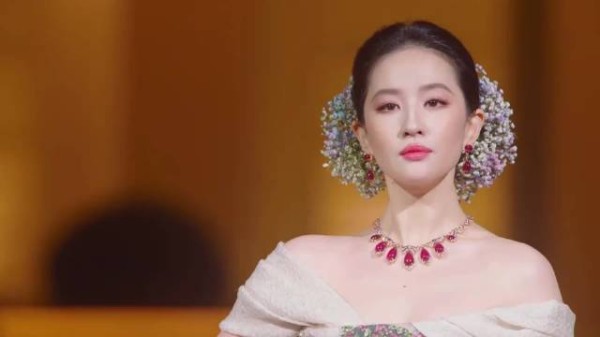 VOGUE盛典刘冲踩刘亦菲裙子，张凌赫李沁陈哲远同框