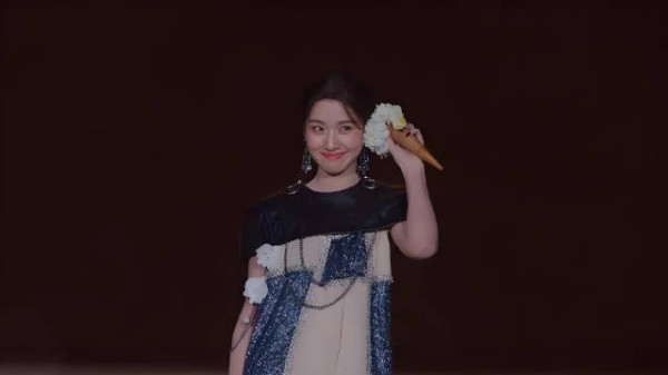 只看上半身，卢昱晓是仙女级别的，再看下半身，还是算了！