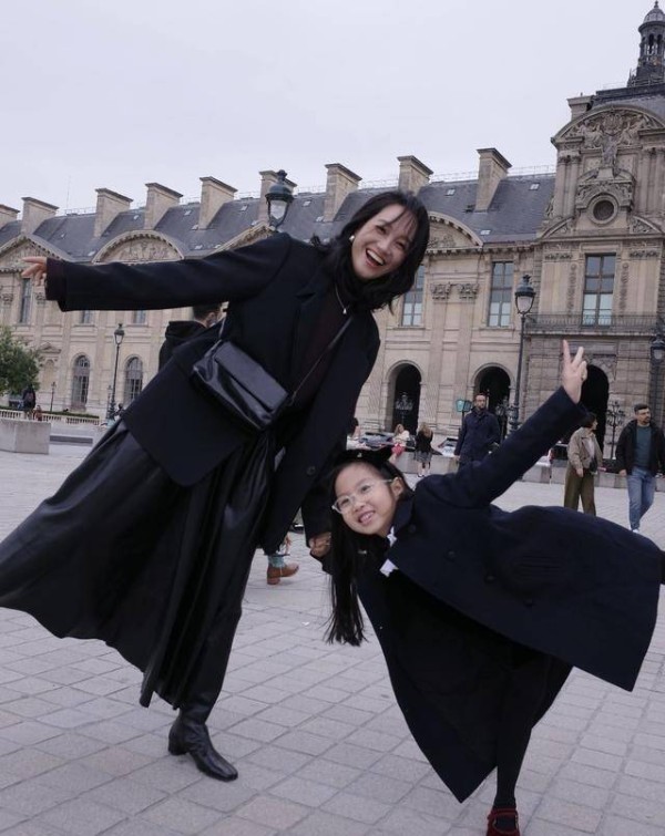周一围女儿作品去法国展出！8岁周念如在卢浮宫露脸，朱丹很自豪