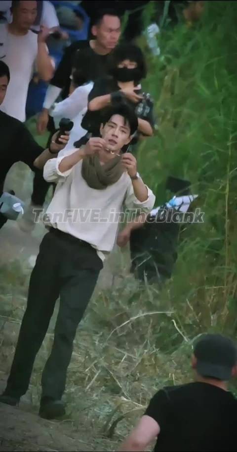 赞羊羊卡墨镜中