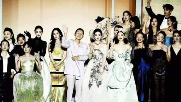 Vogue盛典合影站位引争议,钟楚曦C位杨幂靠边