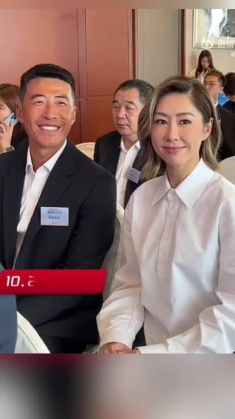胡定欣蜜月后首现身容光焕发
