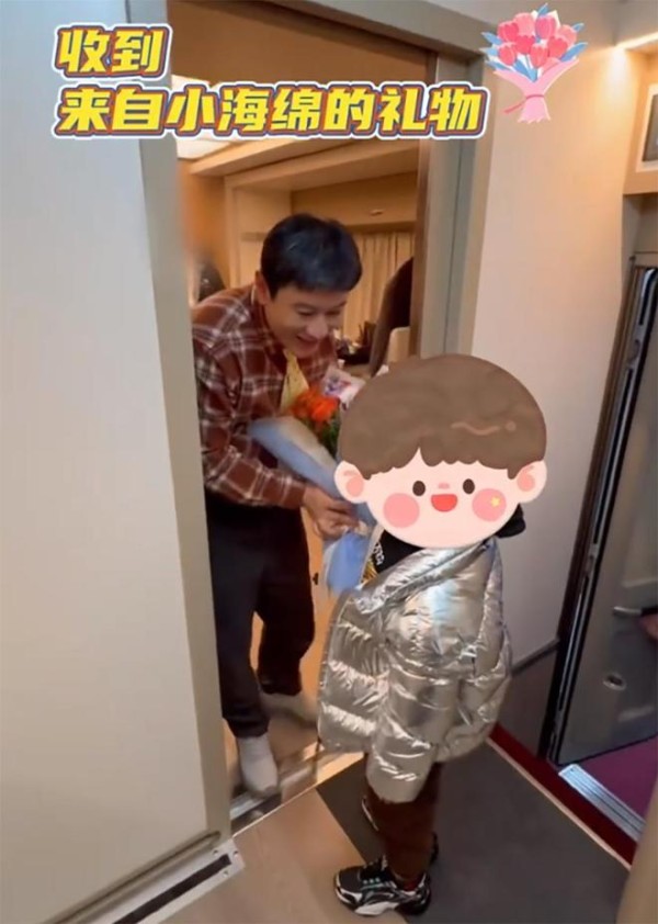8岁小海绵探班黄晓明,还给爸爸献花!父子俩玩乐写作业两不误!