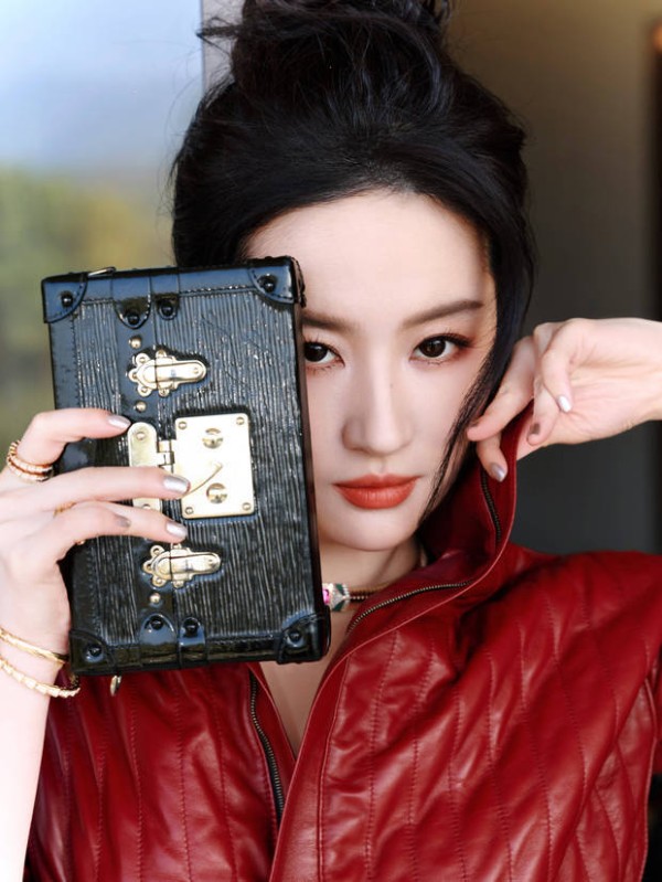 刘亦菲穿红色皮衣搭丸子头 完美彰显复古美学