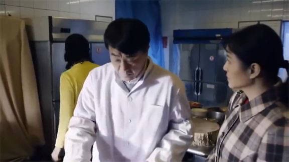老板见生意好开除傻柱,傻柱笑笑不说话,三天后饭店倒闭了