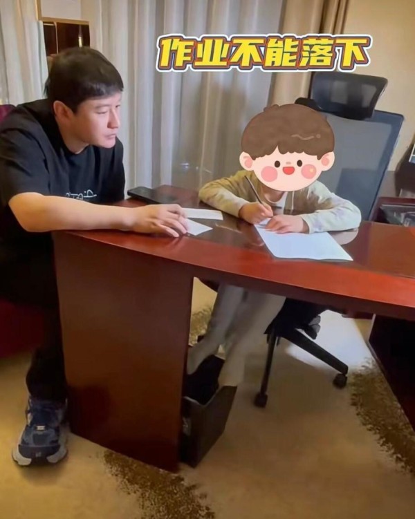 杨颖送8岁儿子去剧组找爸爸，黄晓明陪孩子写作业，一细节被质疑摆拍