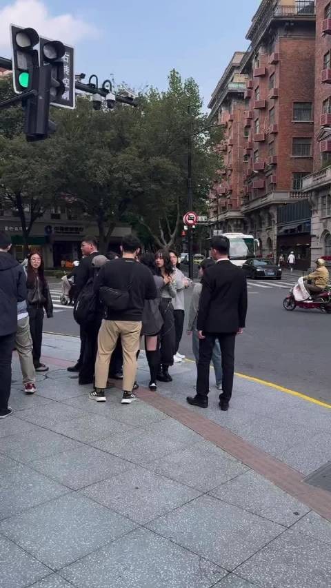 李惠利上海拍摄引热议,韩女星冬日光腿穿短裙