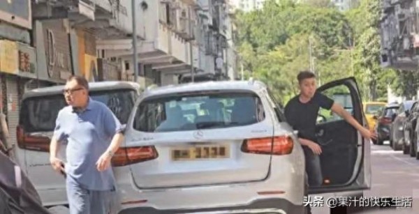 许绍雄离世,佘诗曼强颜欢笑!她说,老豆我很想你!但我不会再哭