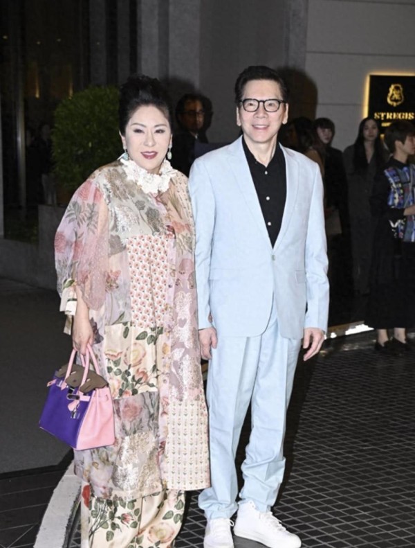 刘銮雄出席杨受成红宝石婚宴,俩保镖搀扶入场,甘比也在打扮精致
