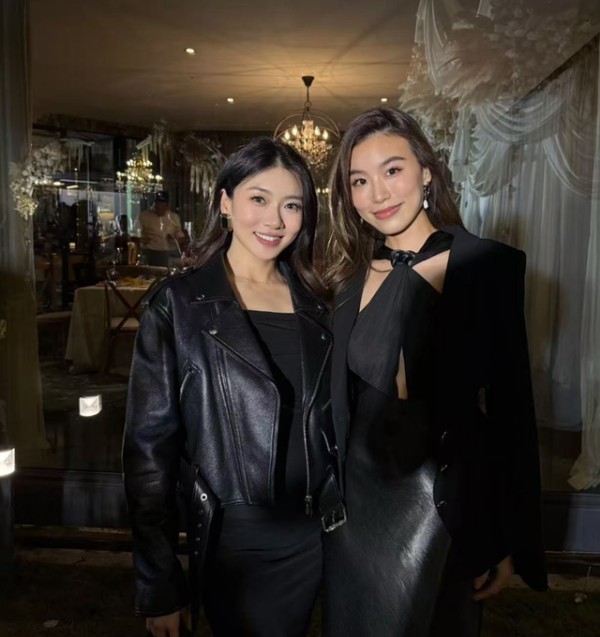 程晓玥参加闺蜜婚礼,腹部隆起明显,面相都变了,孕感十足