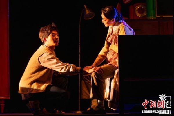 舞台剧《繁花》终季在沪首演 改编自金宇澄同名小说