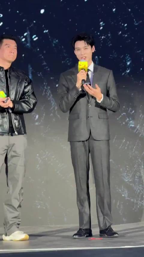 龚俊拍戏后鞠躬致歉sorry，工作人员暖心回应