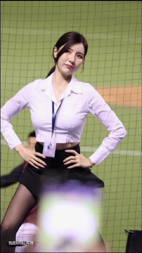 台湾棒球比赛的拉拉队表演感受下,这首韩国女团的上下真的经典