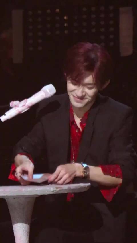 易烊千玺红发造型亮相引热议