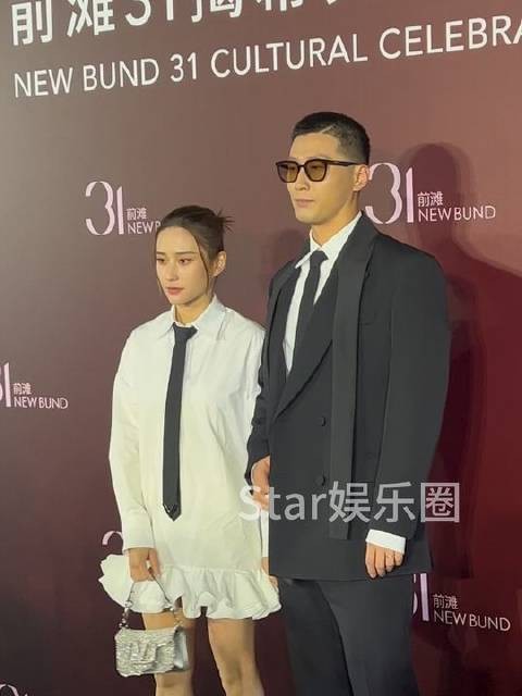 何超莲窦骁同框，窦骁黑西装寸头