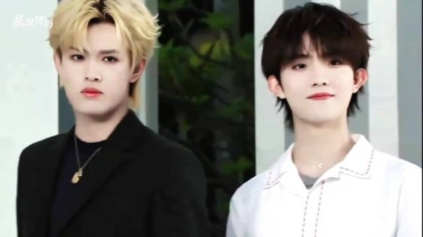 苏新皓亮相状态佳笑容甜美少年感十足