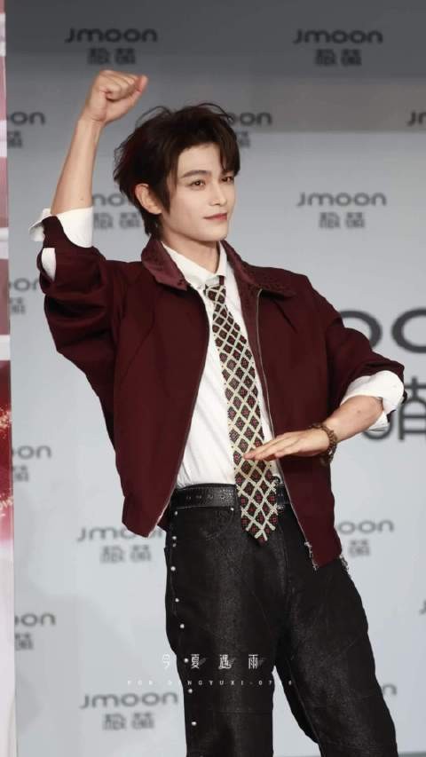 丁禹兮出任极萌品牌代言人，亮相活动现场