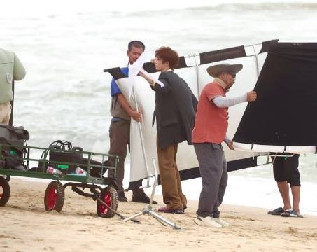 三亚妖风猛烈行人难站稳,女子头发纹丝不动引惊叹