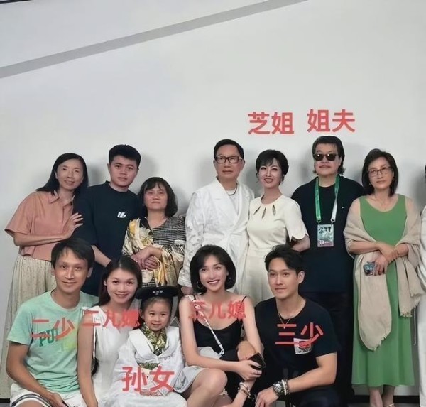 赵雅芝有3个儿子：长子47岁次子44岁，小儿子37岁，个个让她骄傲